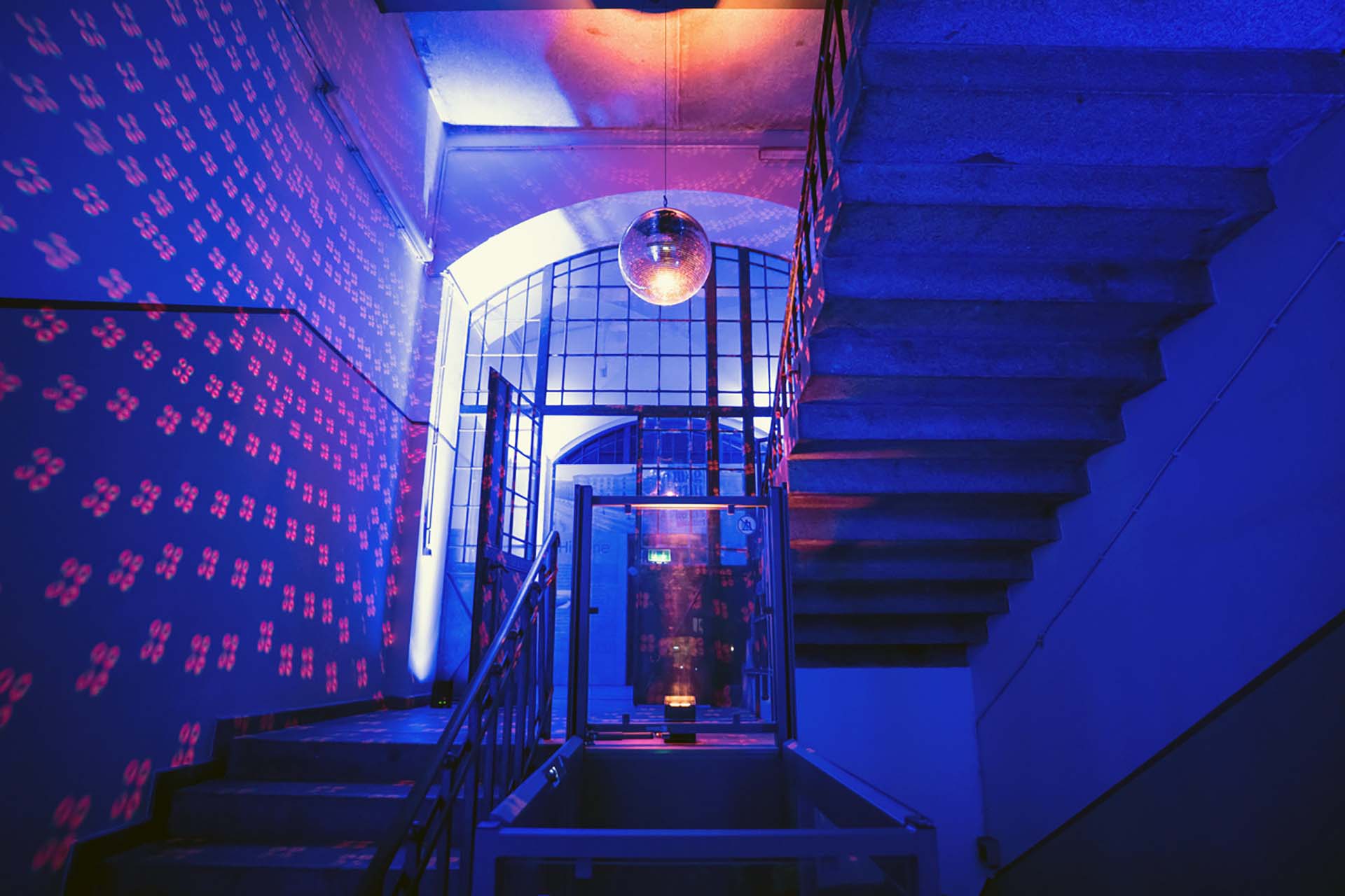 Event Marketing Berlin – atmospheric evening event with blue lighting concept and disco ball at the Magazin in the Heeresbäckerei