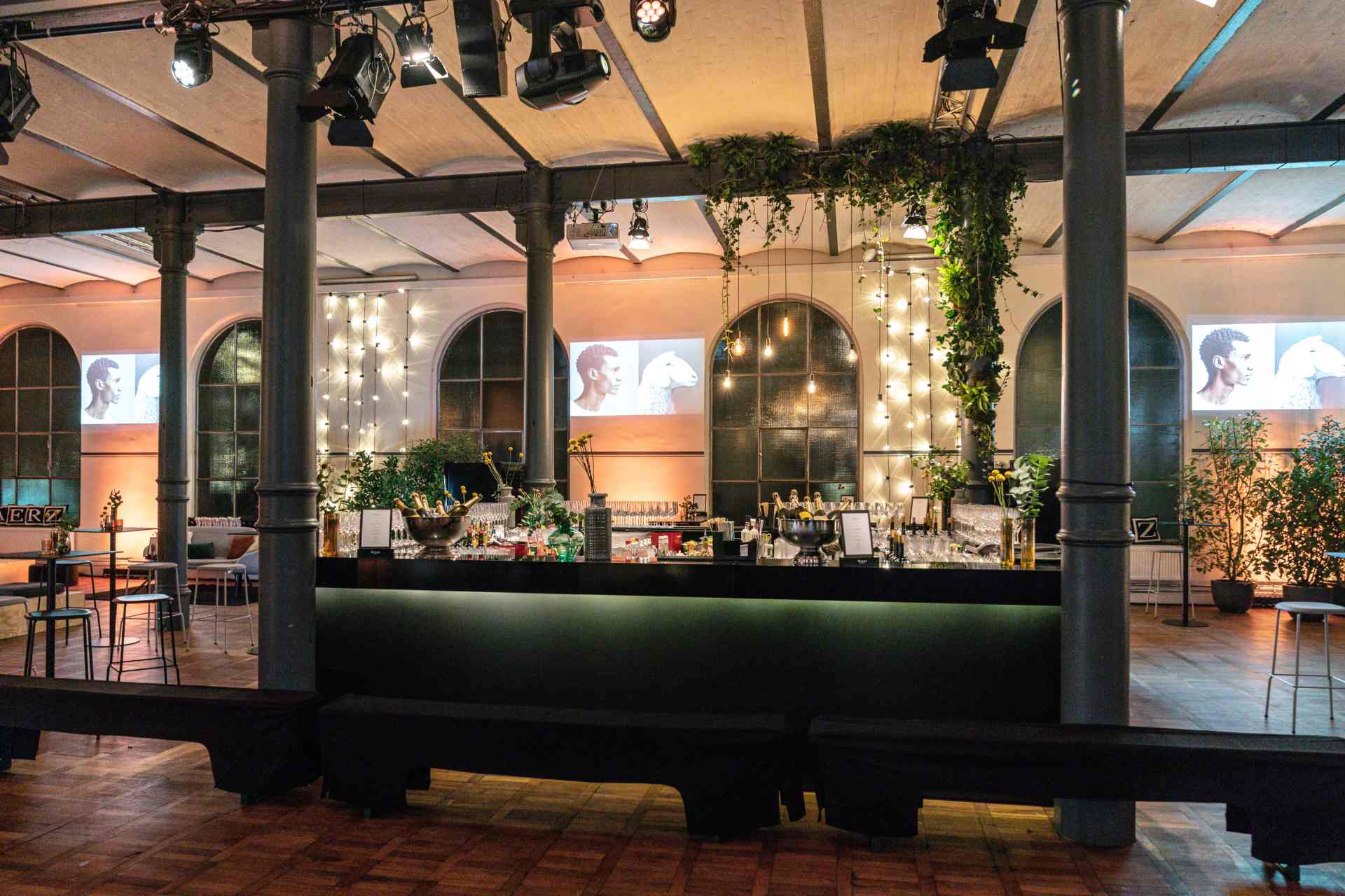 MAERZ München KG Event - Stilvolle Bar mit Projektionen im Hintergrund