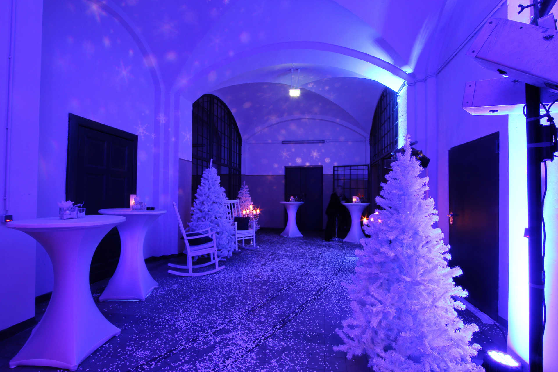 Vestibül in blauem Licht mit weißer Weihnachtsdekoration und Kunstschnee